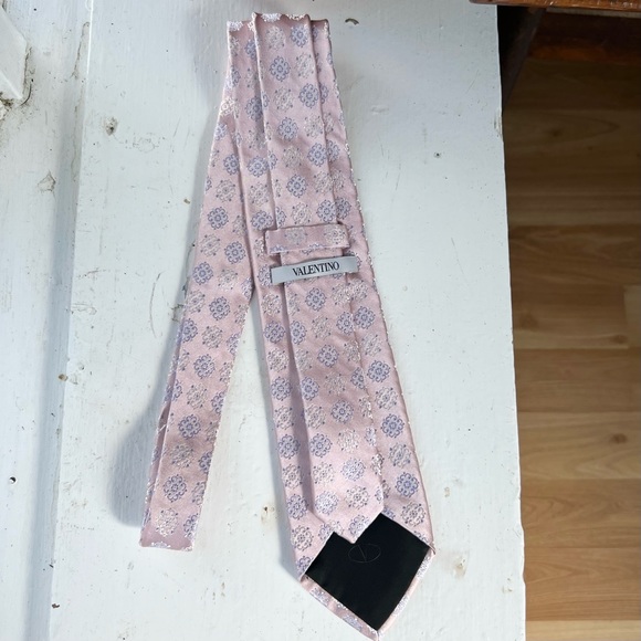 Valentino Garavani Luxury 100% Silk Pink Printed Tie - Picture 4 of 6